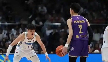 爱游戏体育登录入口-赛场礼仪引争议！.休赛后遗症显现，粤京战判罚尺度引球迷热议